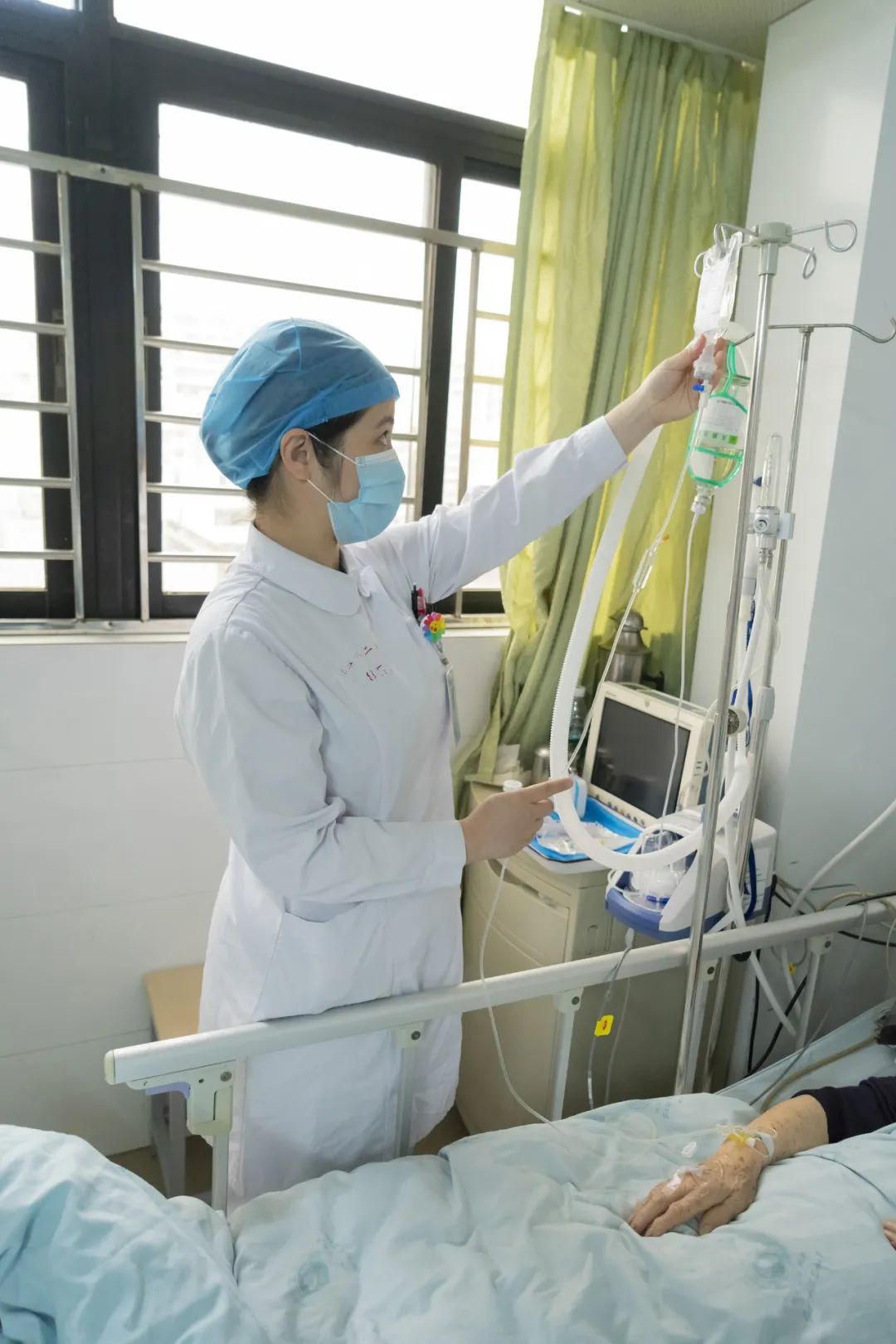 医院护工管理系统春节期间他选择坚守病房照顾医院的护士图片